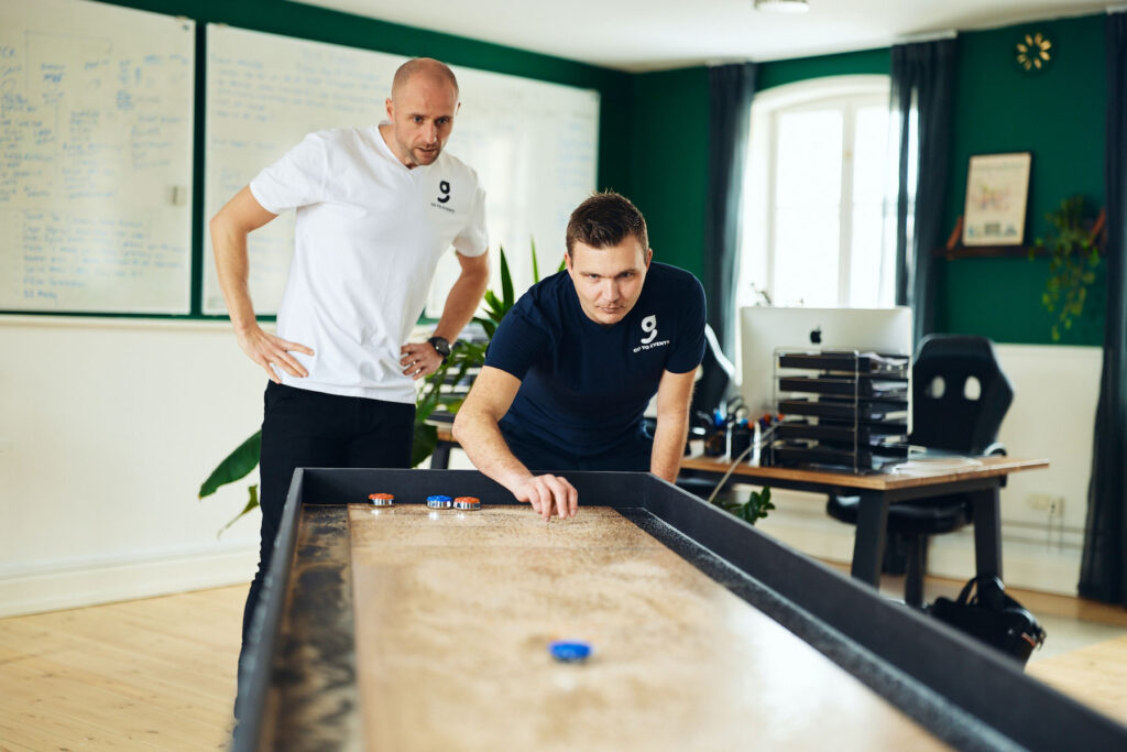gotoevents_kontor-sjov_shuffleboard Shuffleboard turnering er en perfekt aktivitet til firmafest, fredagsbar, julefrokost m.fl. Altid et sikkert hit med en masse sjov