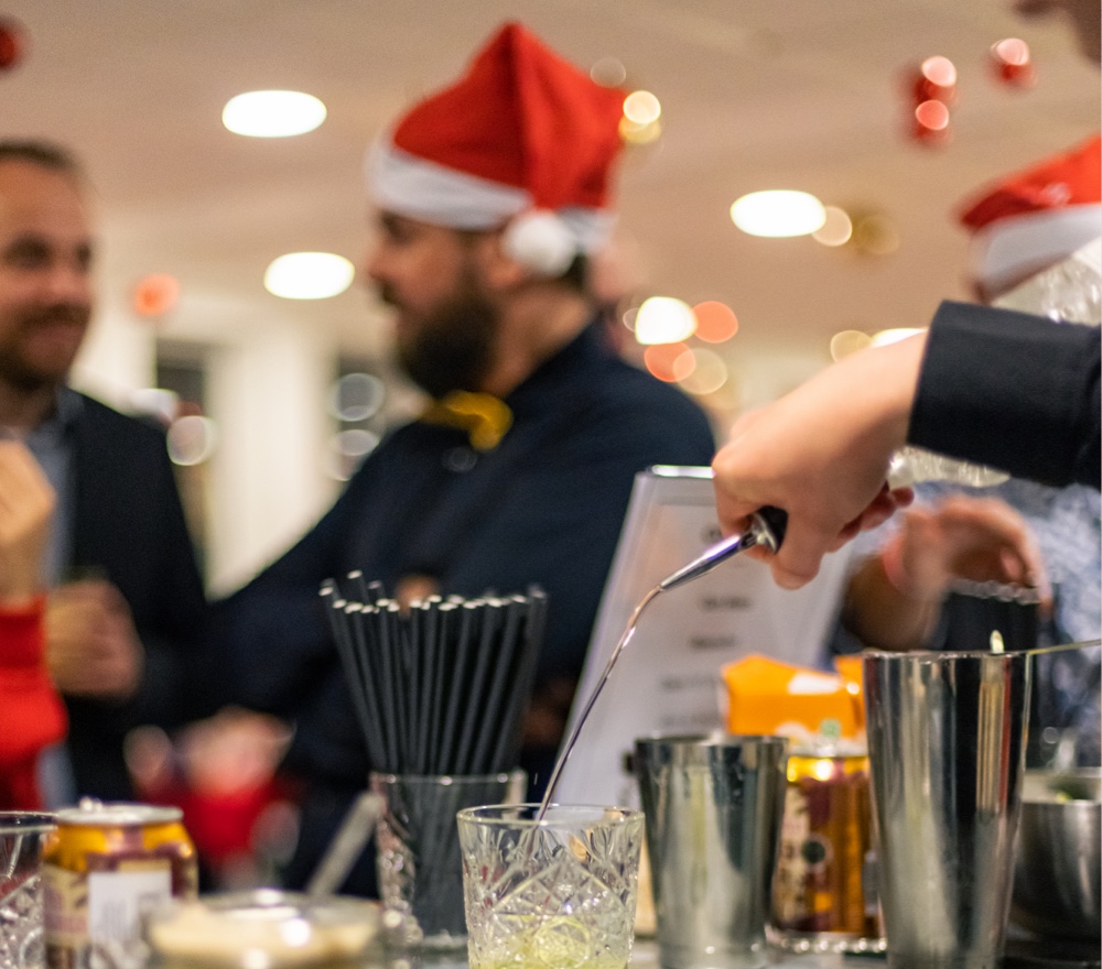 Lækker cocktailbar til firmajulefrokost med professionelle bartendere. Go To Events - Din eventpartner