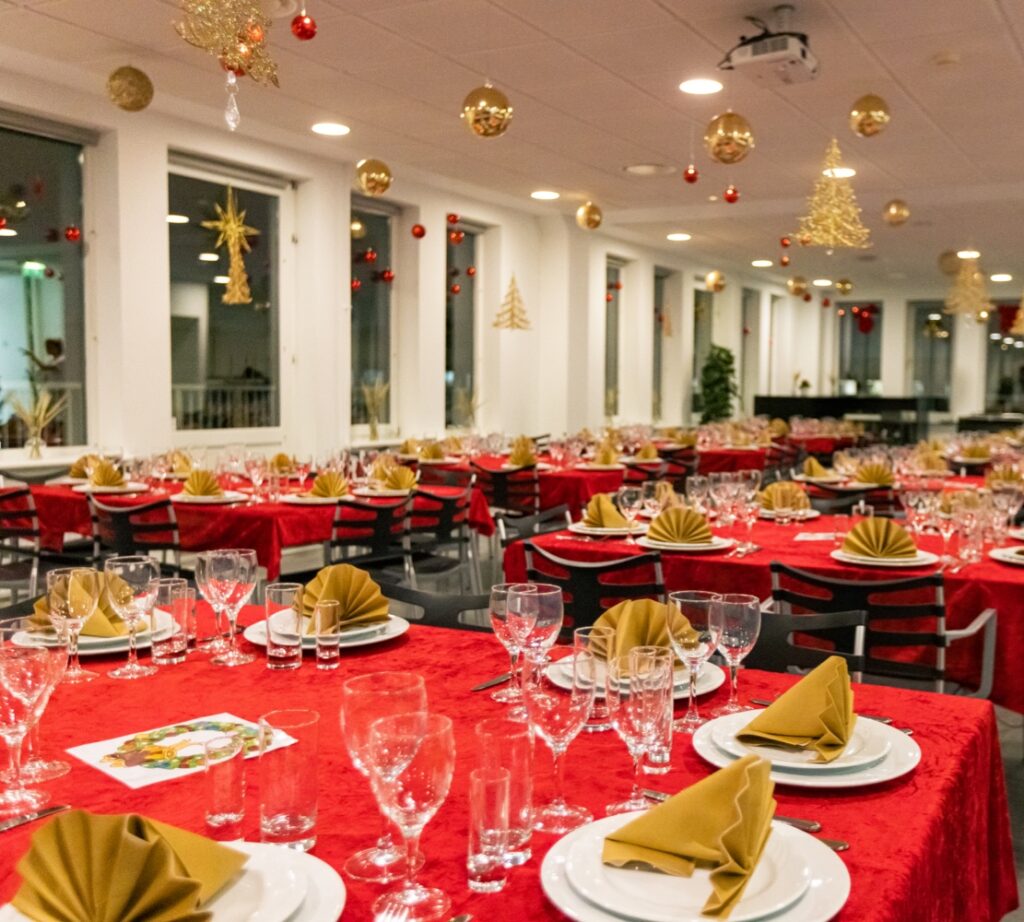 opdaekning-pynt-firmajulefrokost Opdækning til firmajulefrokost i egne lokaler med pynt og bordopdækning