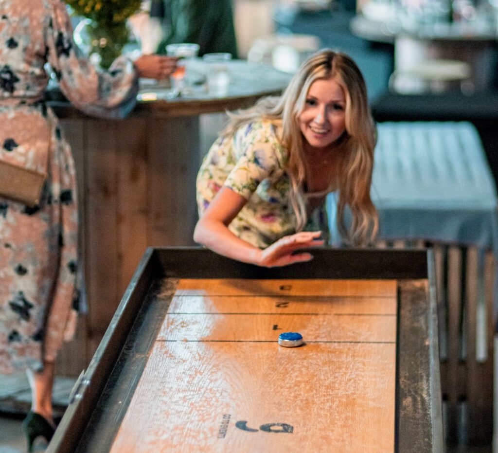 Gæst spiller Shuffleboard