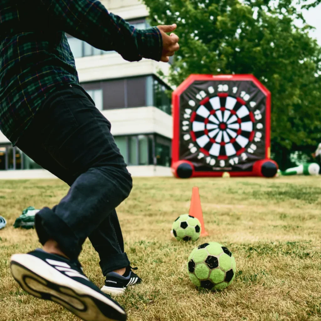 Mega Dart er vores kæmpe oppustelige skydeskive - Et sikkert hit til vores sjove teambuilding events