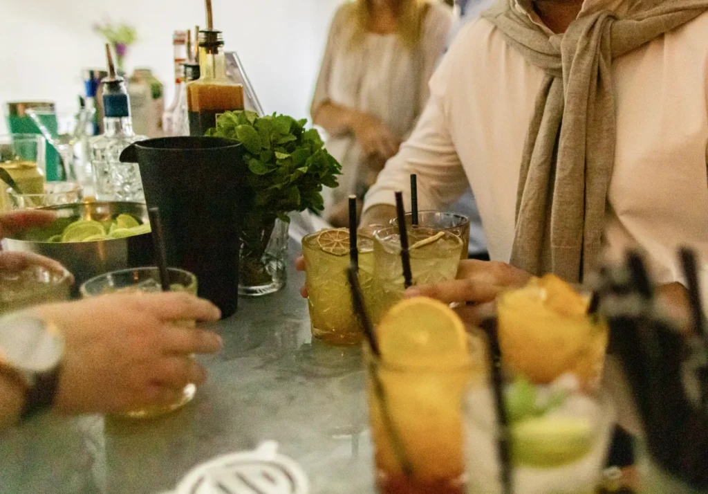 Cocktailbar, quiz og underholdning til fredagsbar i virksomheden