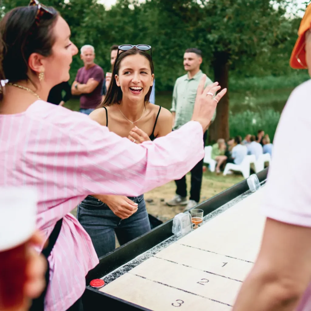 Mega Shuffleboard som en teambuilding aktivitet der fungerer både indendørs og udendørs