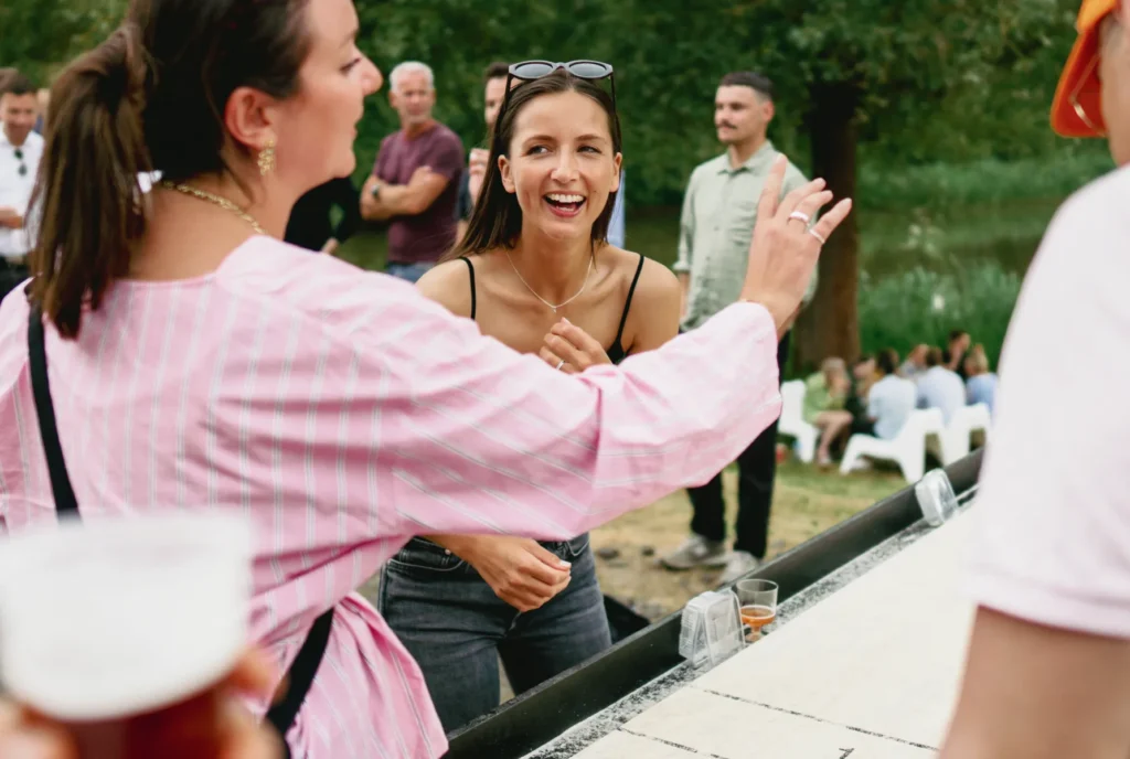 Kvinder spiller shuffleboard til aktiv sommerfest i Ballerup