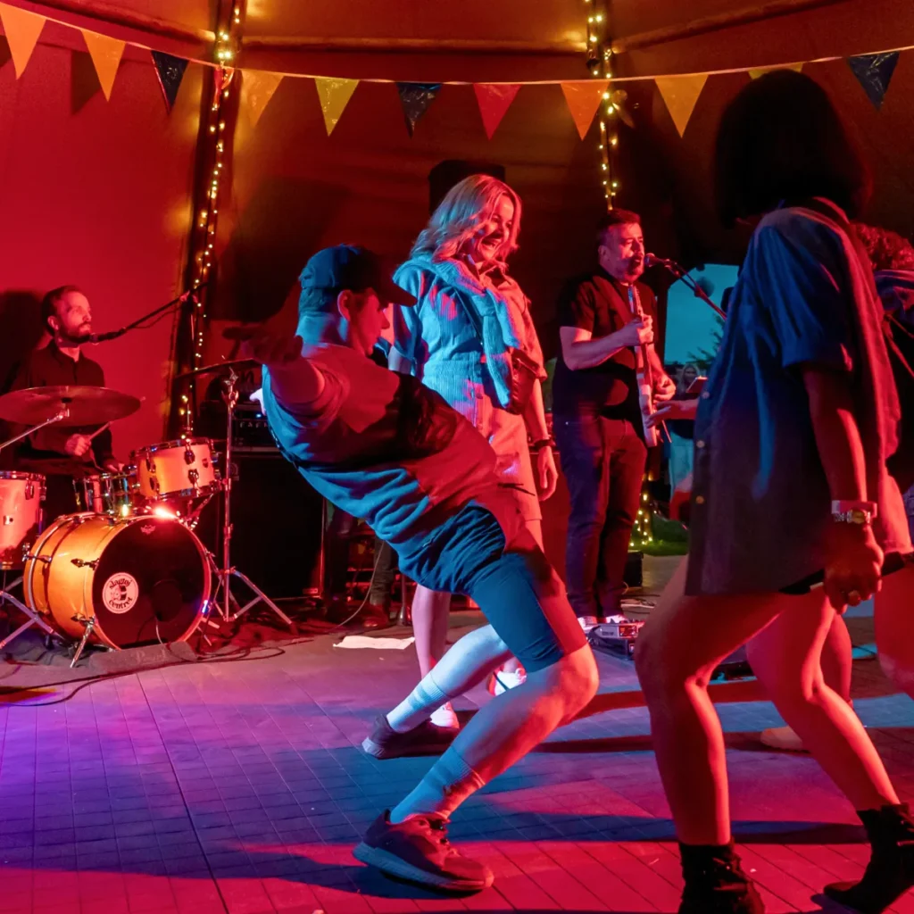 Der danses til live-band til Outdoor tipi sommerfest