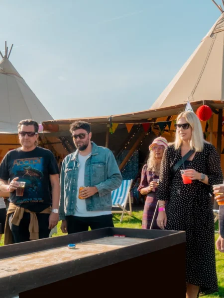 Der dystes i Shuffleboard i vores LoungeZone med sjove aktiviteter til tipifest