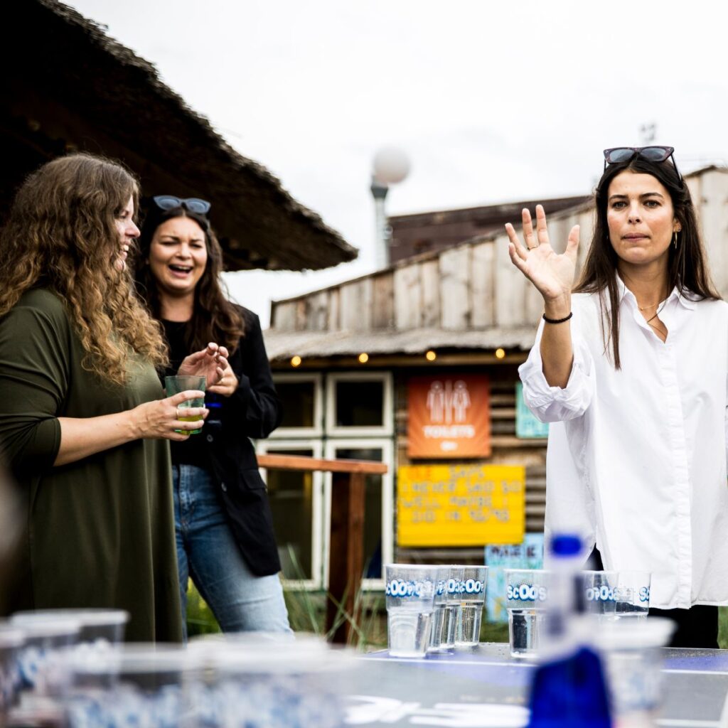 Kvinder dyster i Beerpong til sommerfest på Halvandet i København