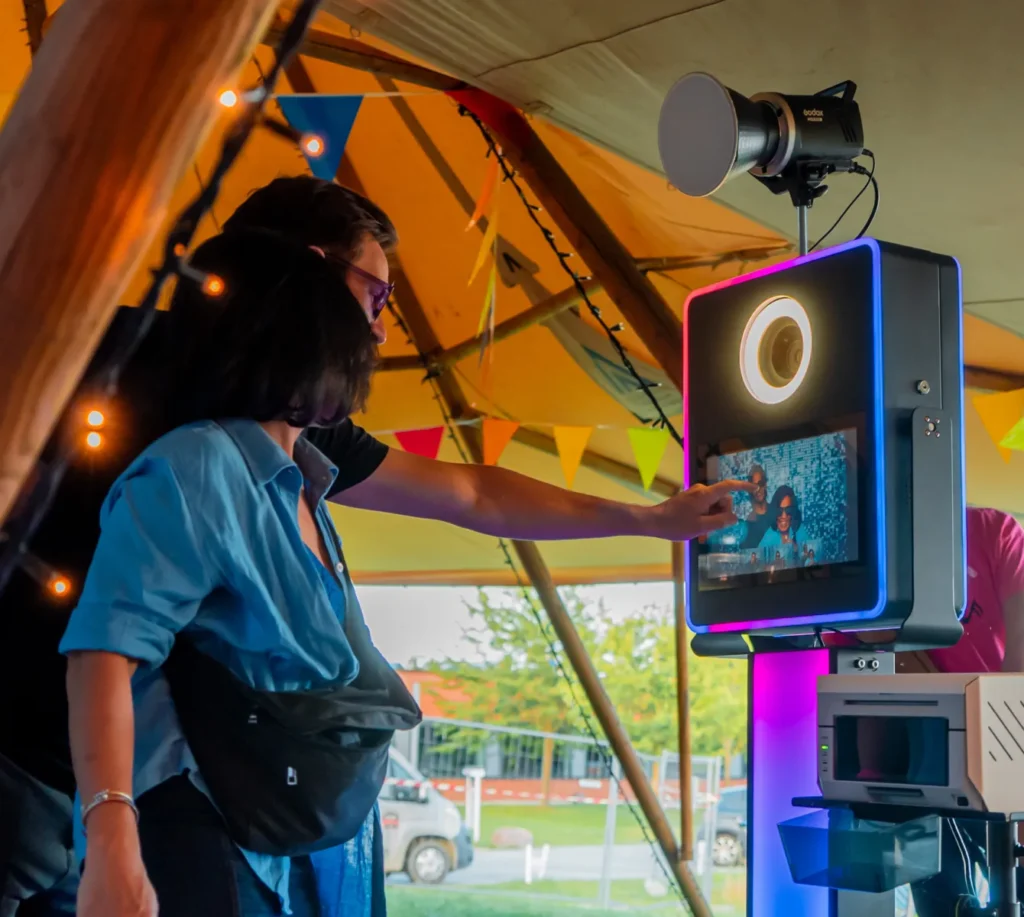 Der tages billeder på vores photobooth til sommerfest i tipitelt