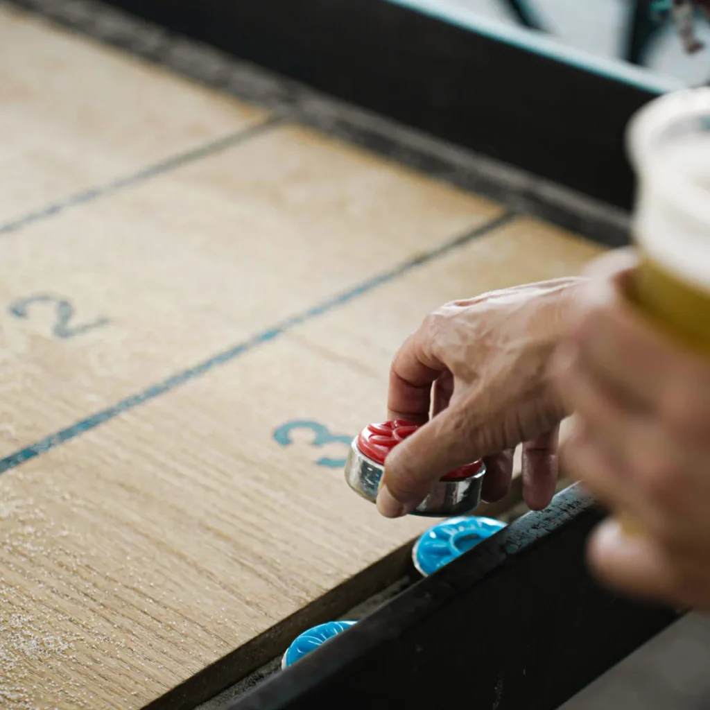 Shuffleboard turnering til firmaevent