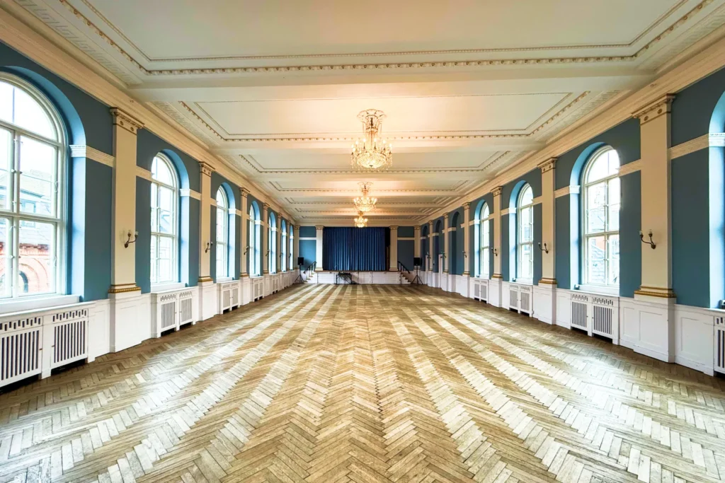 Ballroom festlokale i centrum af København med lysekroner, sildeparket, professionelt køkken og meget mere
