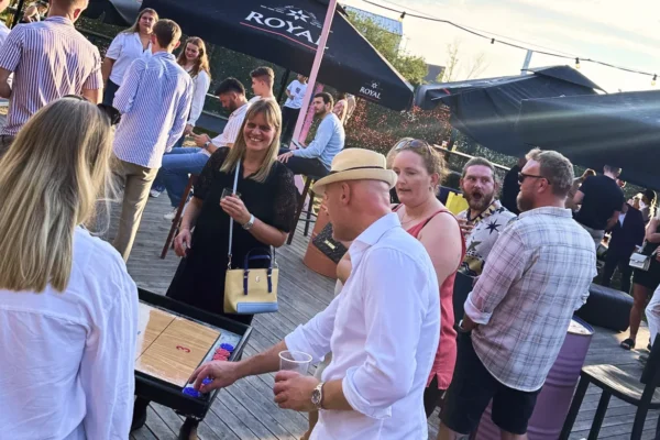 Shuffleboard turnering til sommerfest på Odds and Ends