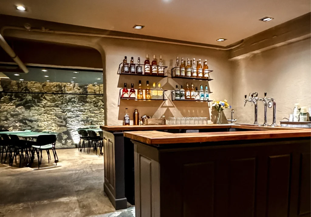 eventlokale med bar og aktiviteter til alle typer events Hyggelig barmiljø i rustikt unikt eventspace ved Trianglen på Østerbro