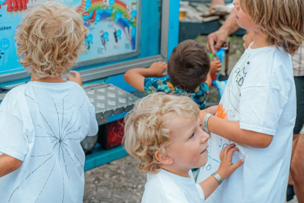Børn kigger på is på Hjemis bilen til familiedag event