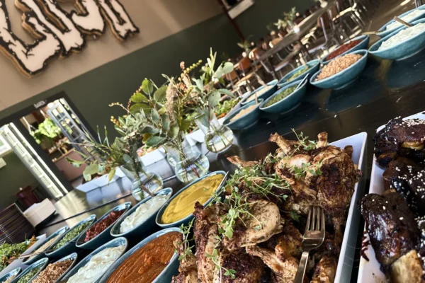 Grillbuffet til sommerfest opsat i festlokale