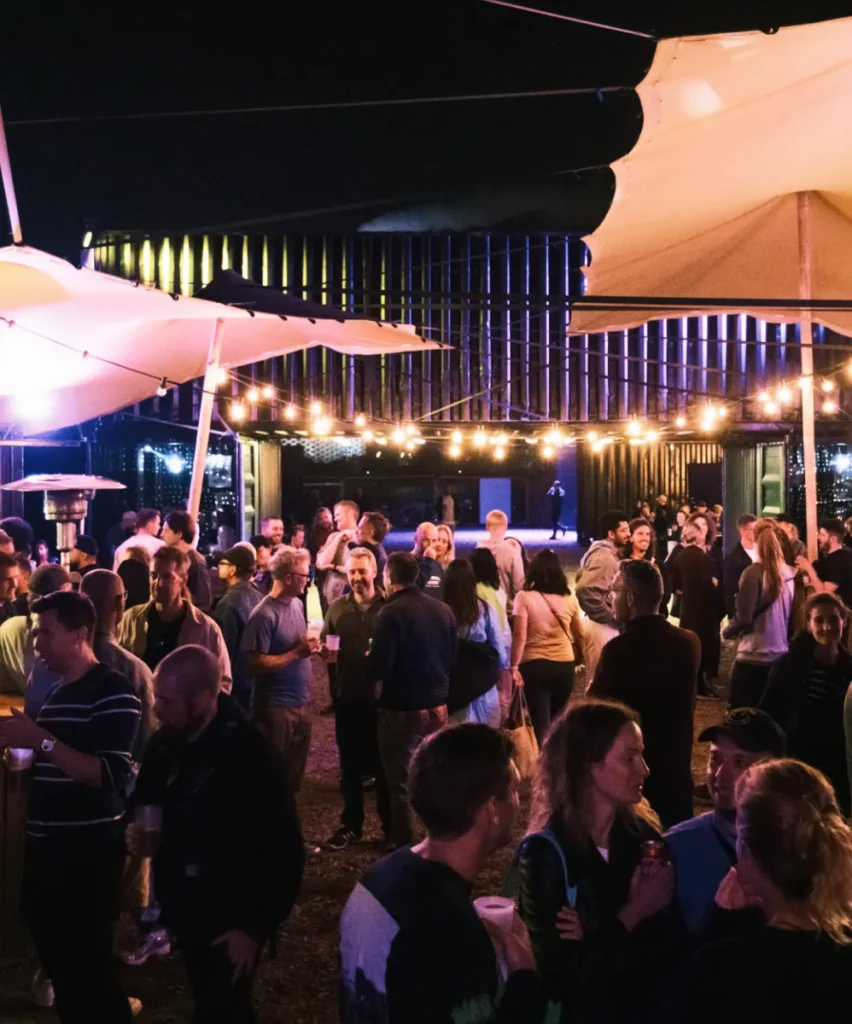 Udendørs loungeområde ved eventspace Poolen i København