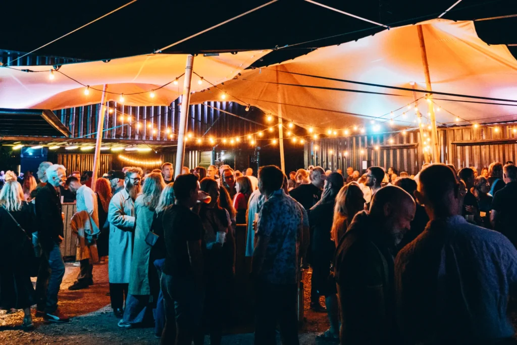 Firmafestival med udendørs festområde, sjove aktiviteter og firmafest