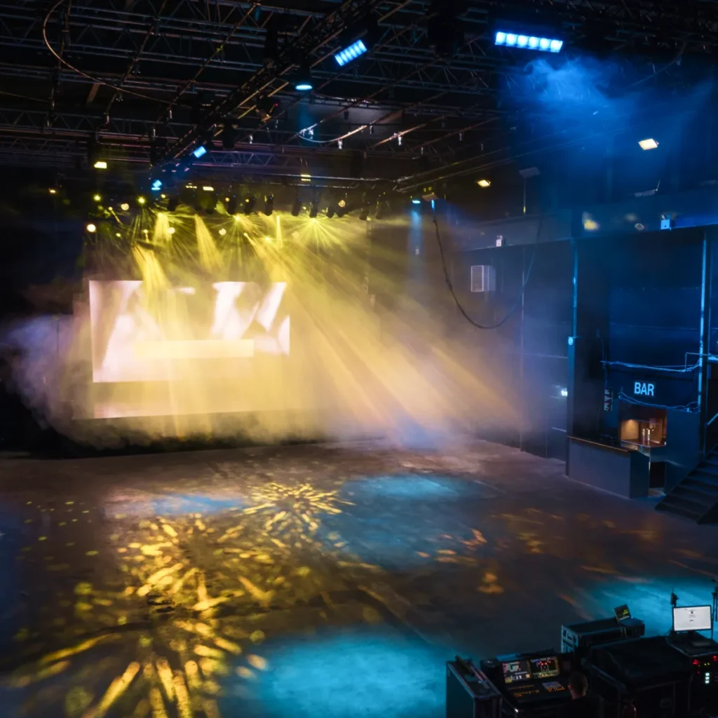 Venue med professionelt scene, AV og lys udstyr