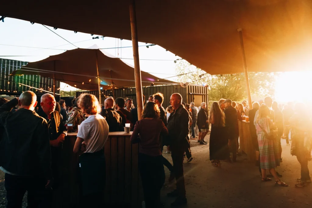 Gæster hygger i loungeområde ved Poolen eventspace i København