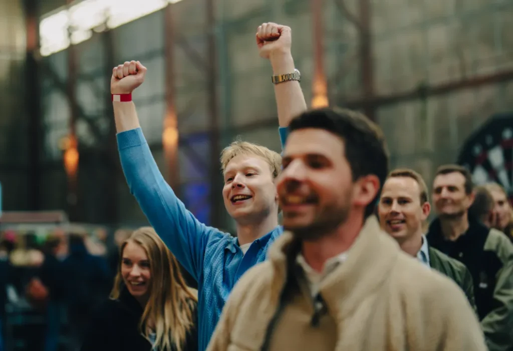 Gæster jubler i loungezone til firmafest i København