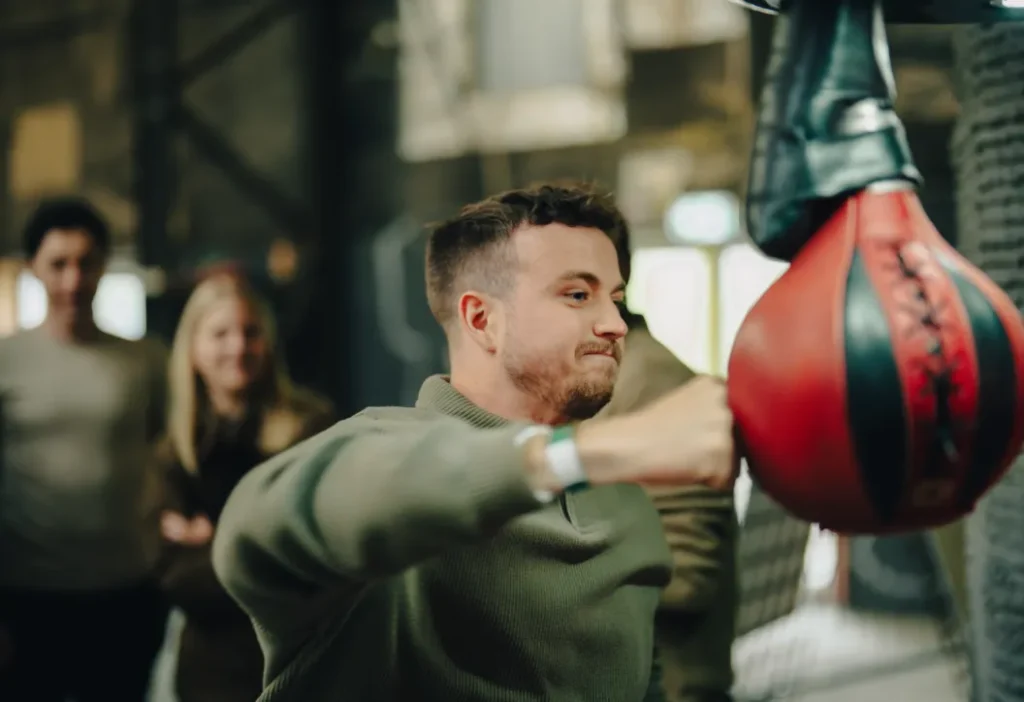 Gæster bokser på boksemaskine til firmafest