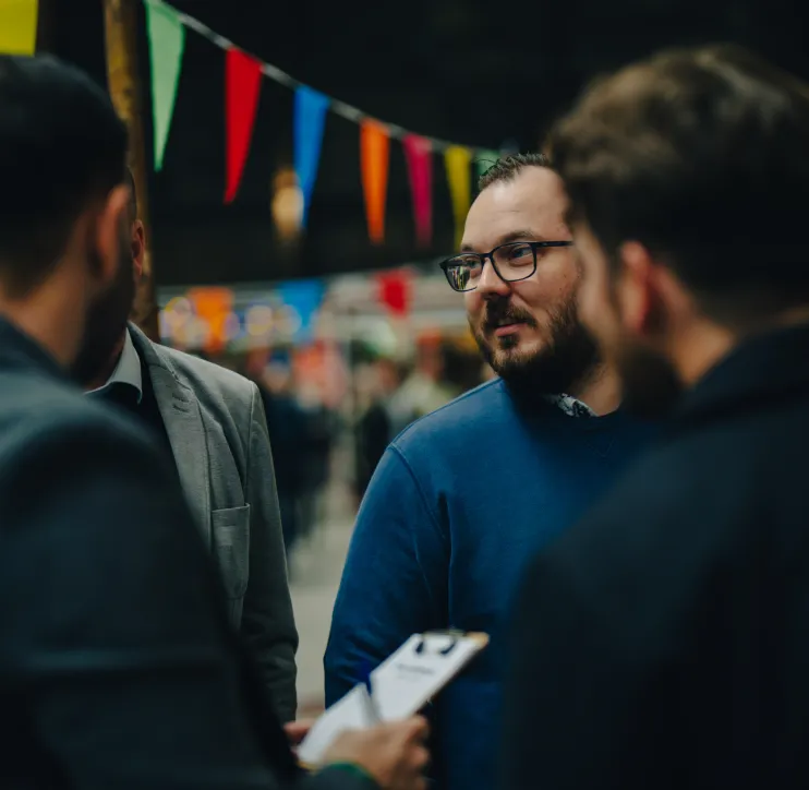 Gæster udfylder scorecard til teambuilding event i København