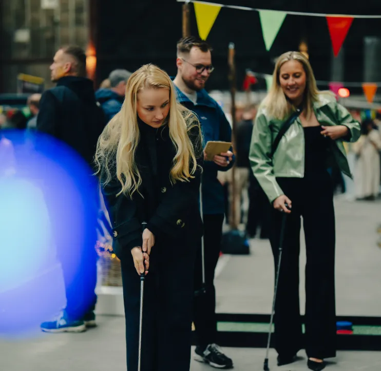 Der spilles minigolf til stort sommerfest event