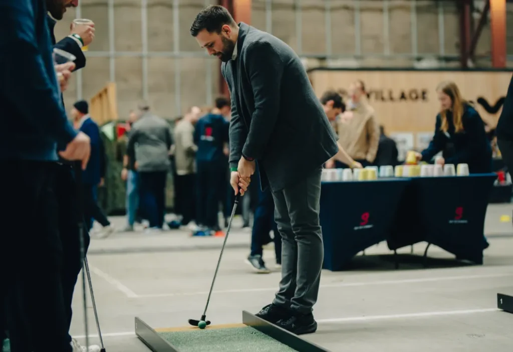 Der spilles minigolf til sommerfest med teambuilding og loungezone