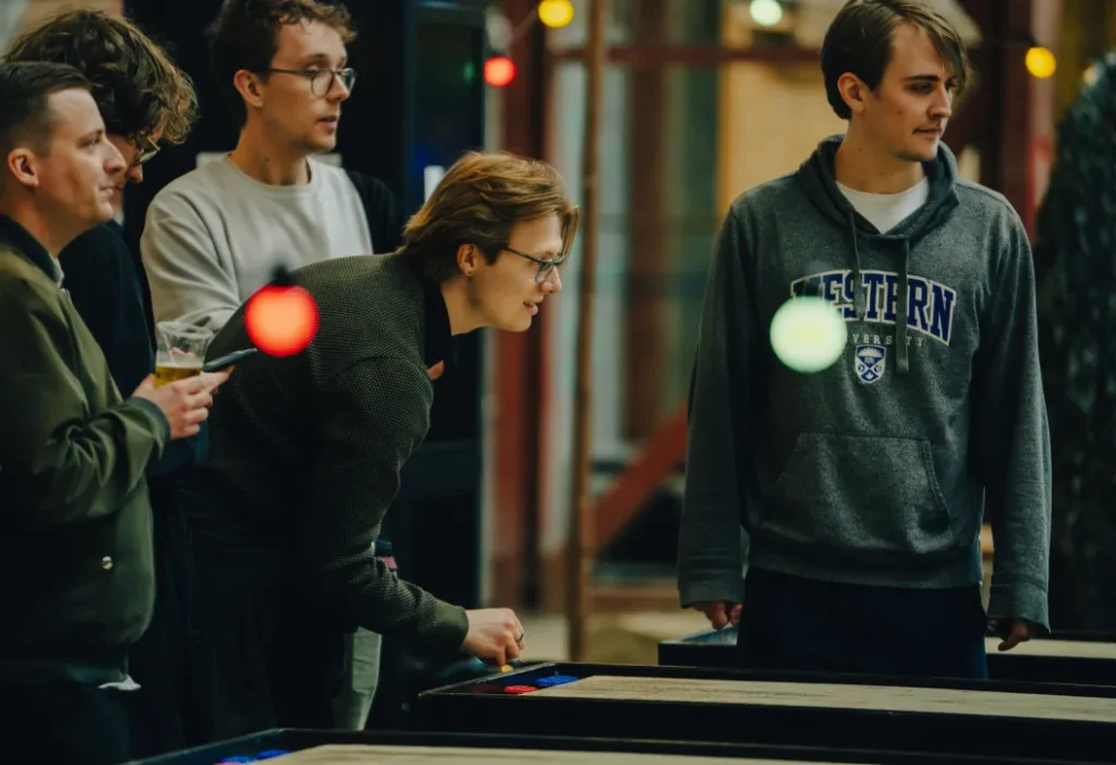 Der dystes i Shuffleboard turnering til firma sommerfest i København