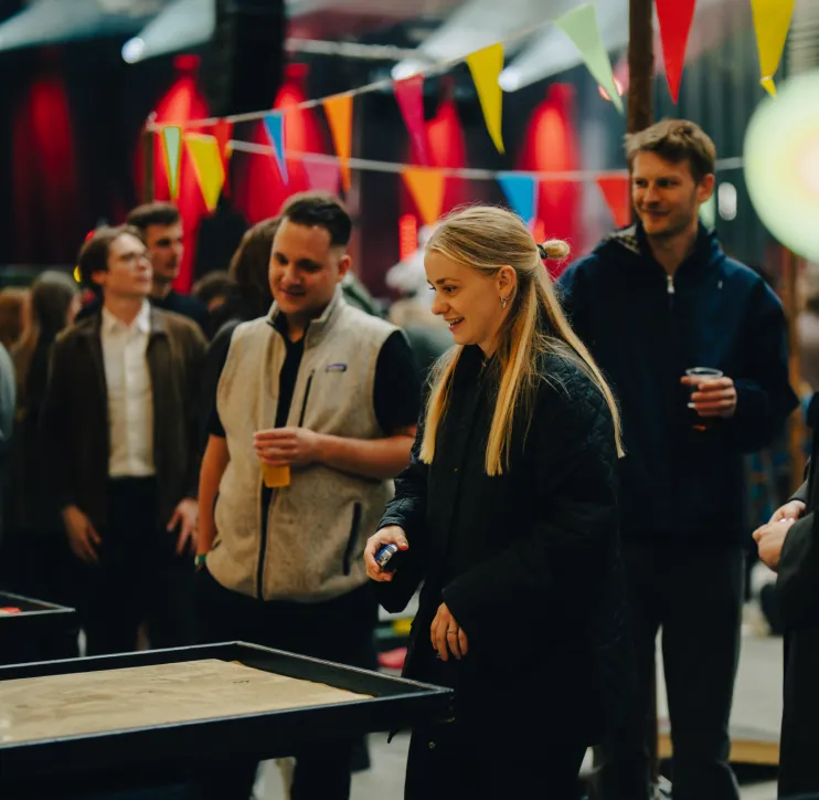 Gæster dyster i Shuffleboard turnering til sjov firma sommerfest i København