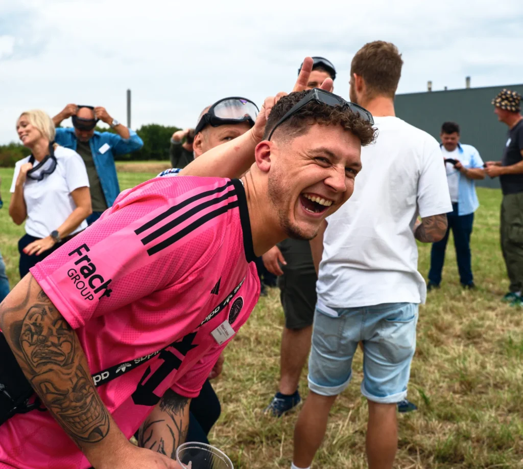 Mand har det sjovt med teambuilding aktiviteter til teamdag med Toyota