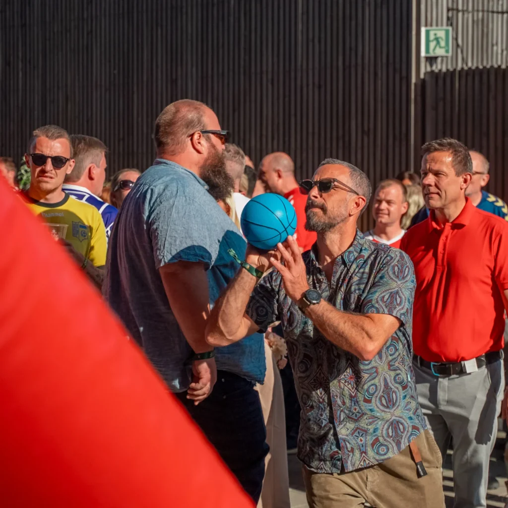 Der spilles Basket Race til firmadag på Brøndby Stadion med teambuilding og firmafest