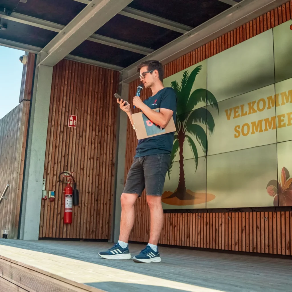 Go To Events eventmanager kårer vinderen af 5-kamp teambuilding event fra scenen.