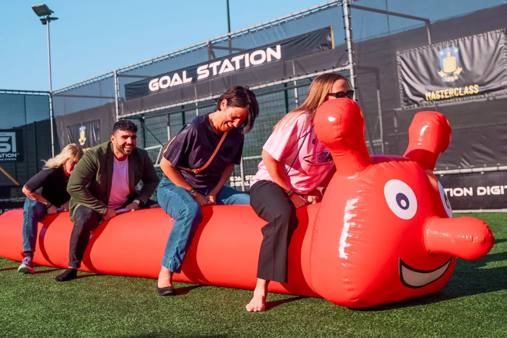 Ormerace som sjov aktivitet til teambuilding event på Brøndby Stadion