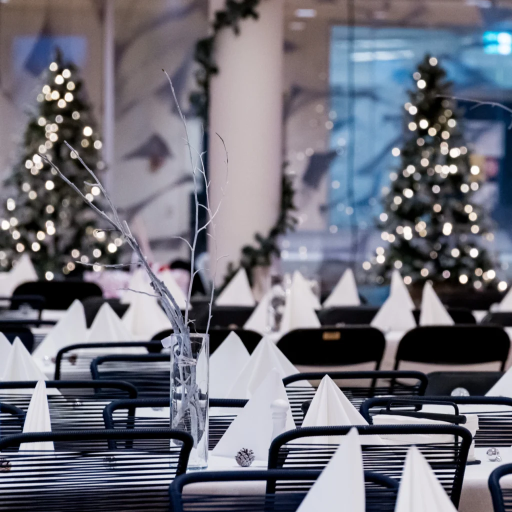 Bordopdækning og eventstyling til firmajulefrokost med winter wonderland tema