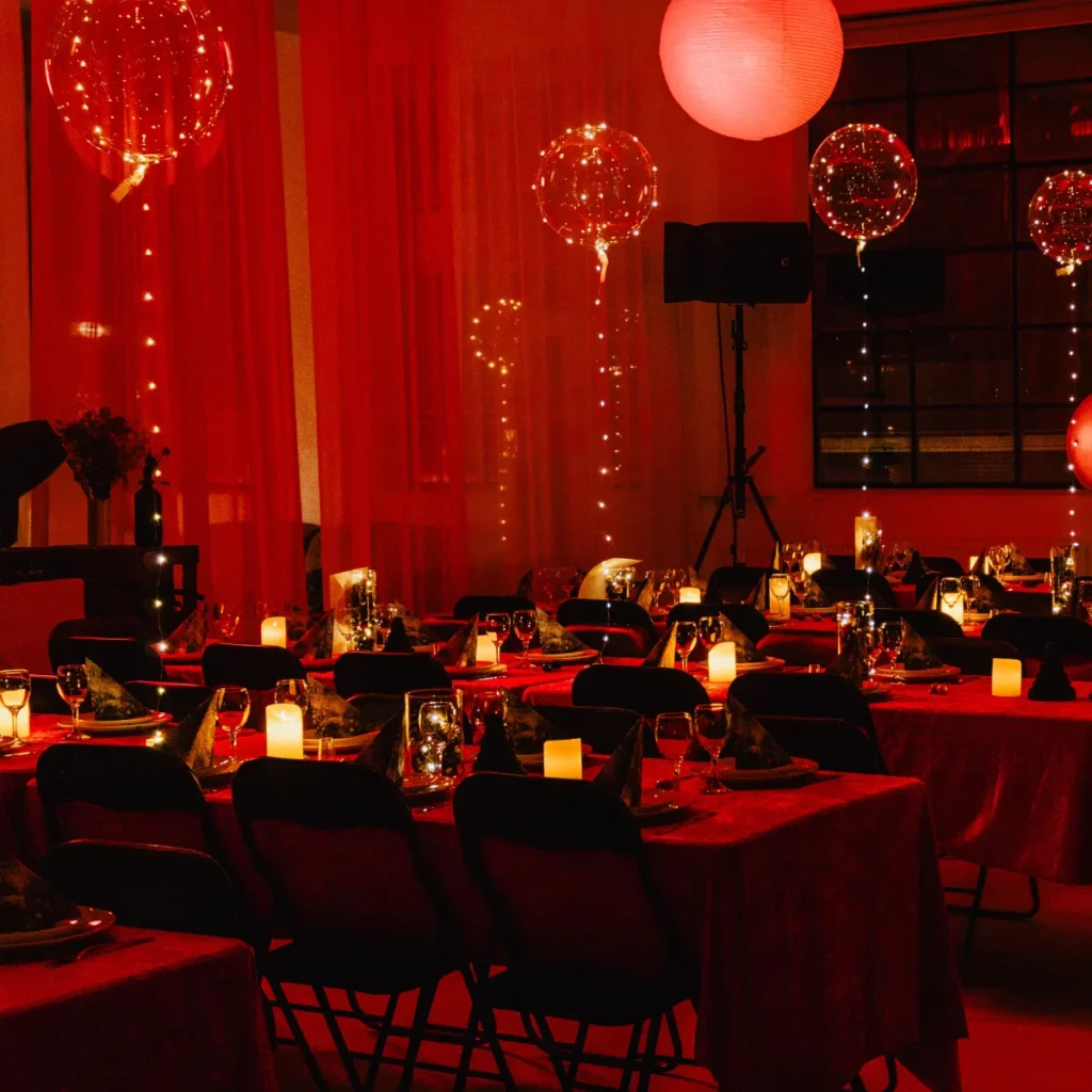 Firmajulefrokost på Amager med klassisk rød juletema