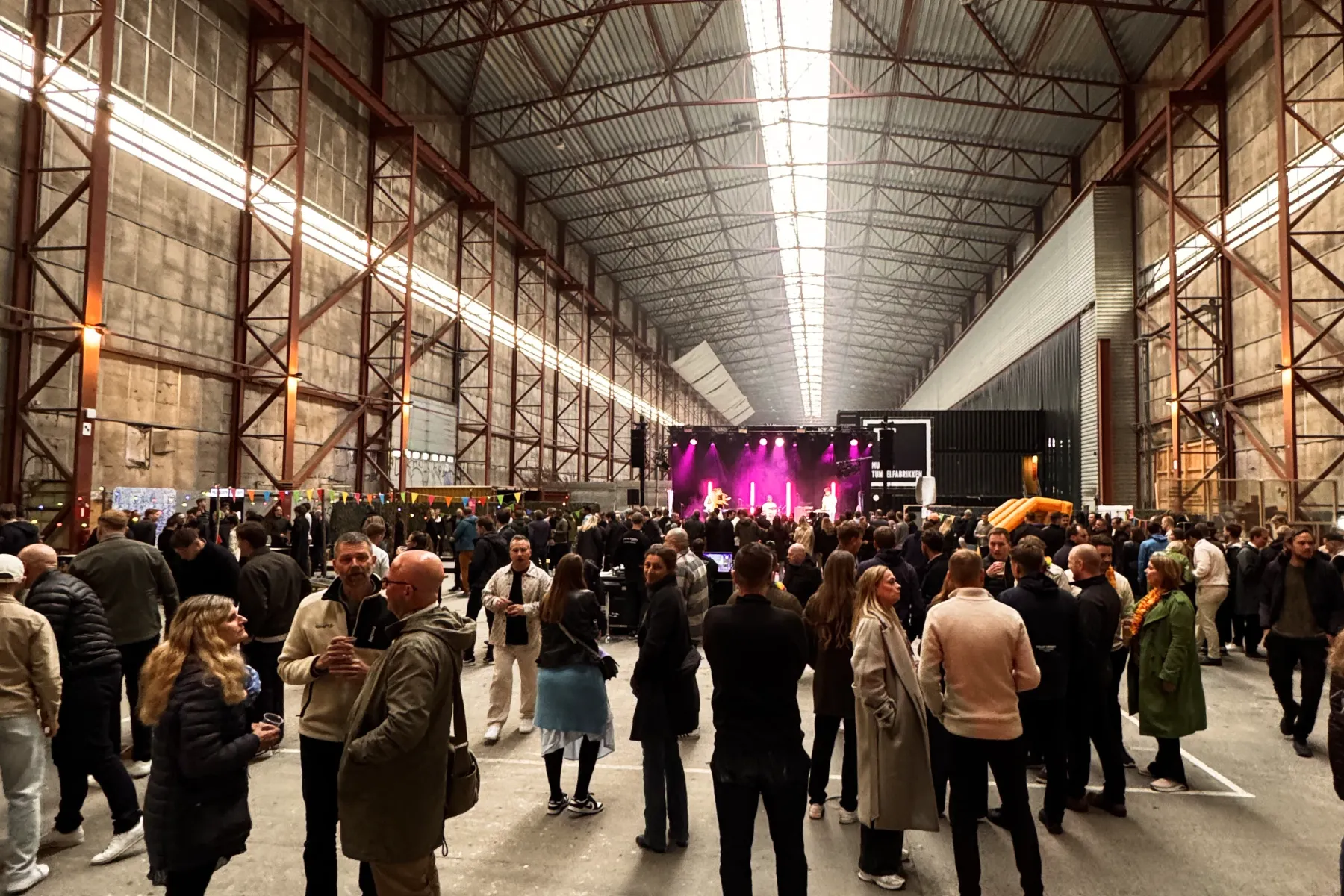 Firmafestival i Tunnelfabrikken med foodtrucks og live bands hele aftenen