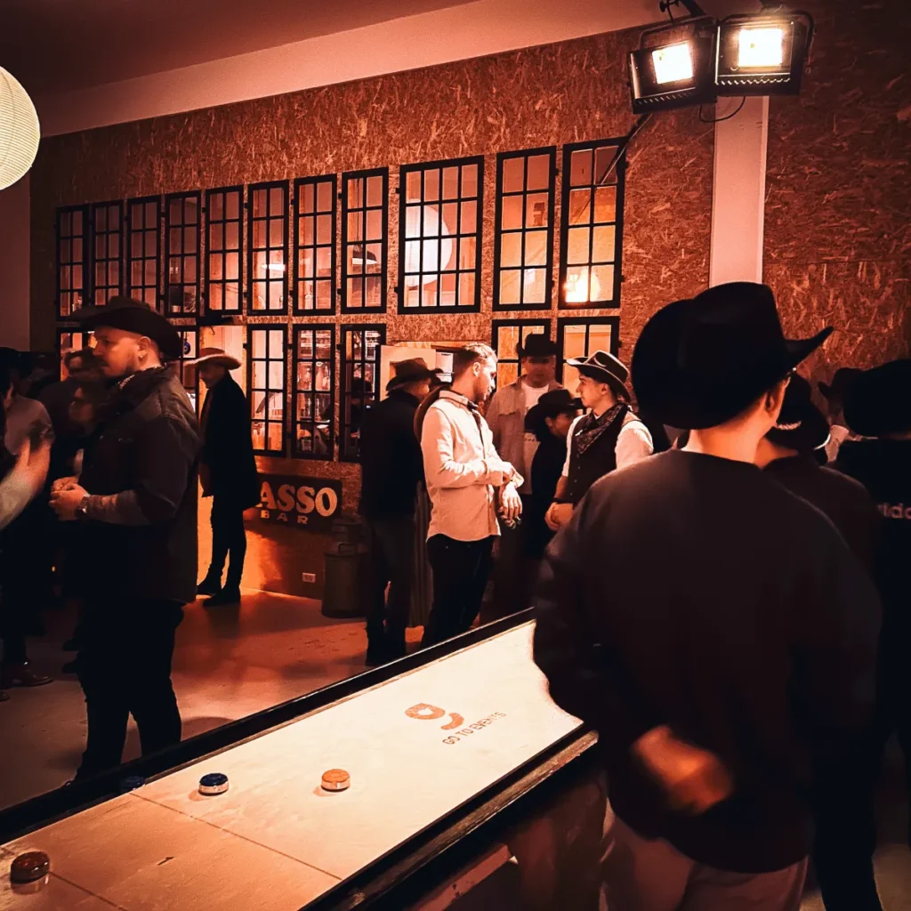 Firmajulefrokost med sjove aktiviteter, western tema og god stemning