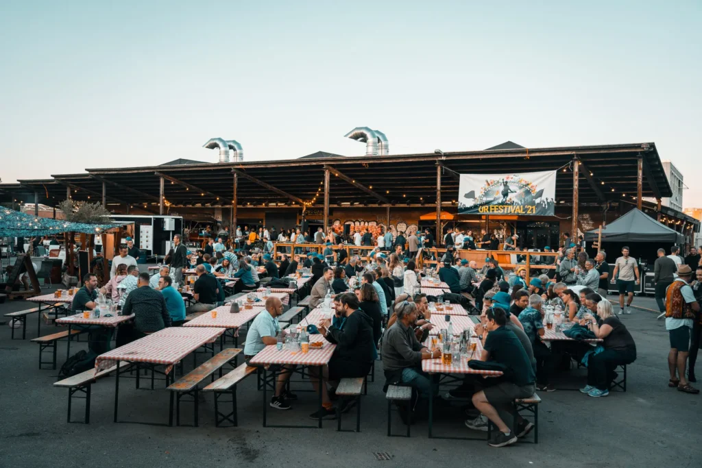 Stort eventvenue med udendørs arealer og rustikke indendørs lokaler til jeres events