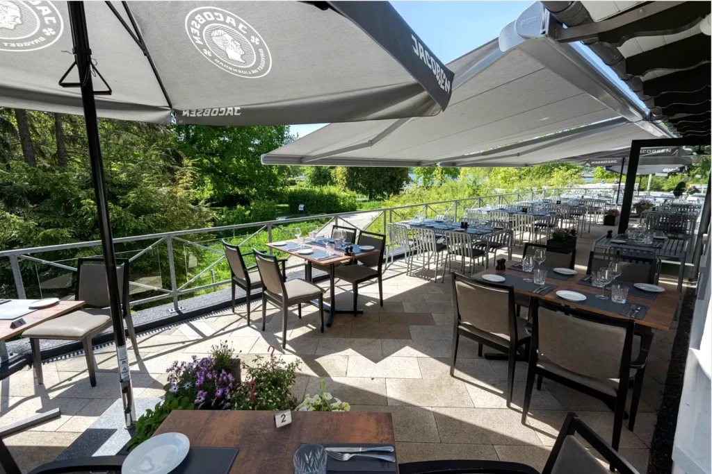 Terrasse ved Skyttehuset til sommerfest under åben himmel og flot udsigt
