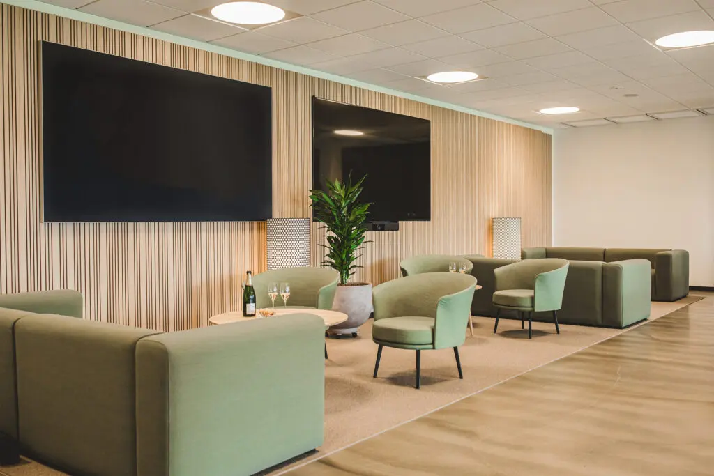 Lounge med møbler og store fladskærme - Venue Køge
