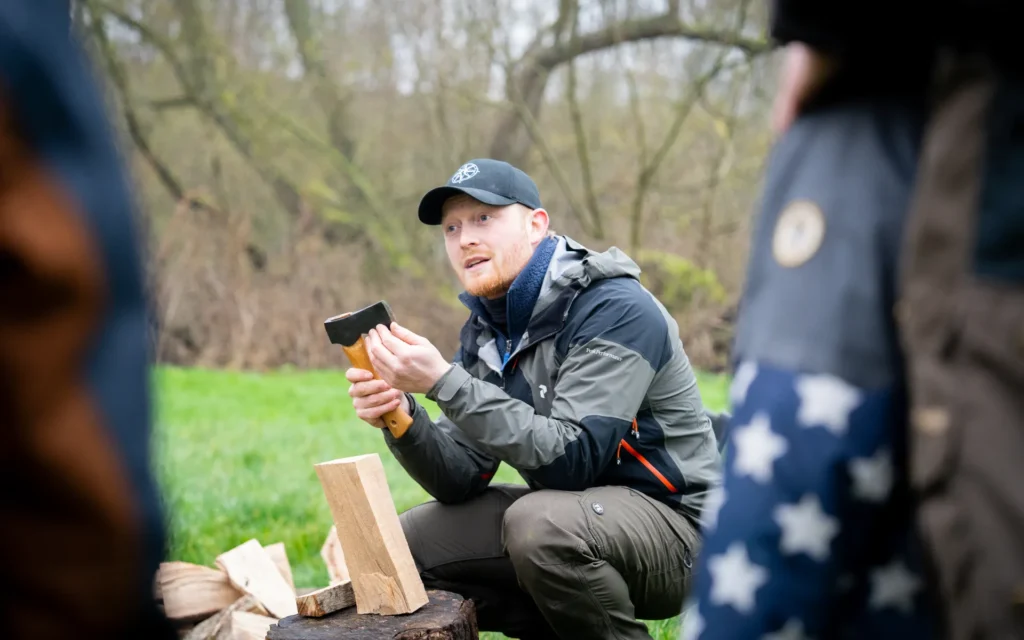 lær alt om bål-og-ild_teamdag-i-naturen Learn how to build a campfire and discover everything that goes into it during a team-building day in nature with your coworkers