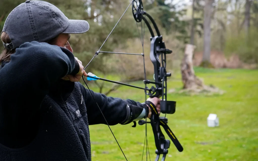 teambuilding i naturen - Bueskydning Team-building with compound bow archery