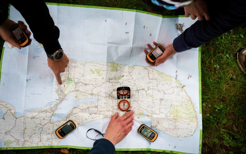 udendørs teambuilding - find vej med kompas og kort Outdoor Team Building - Find Your Way Using a Map and Compass