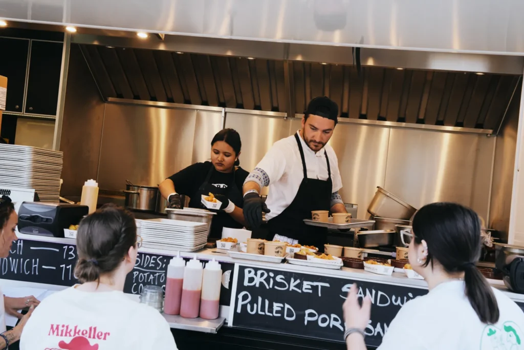 foodtruck streetfood til firmafest Tilberedning af streetfood fra Warpigs foodtruck til sommerfest i København