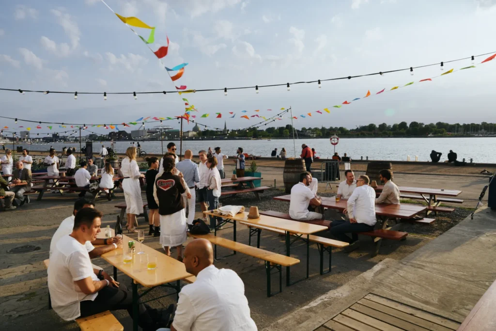 sommerfest med udsigt ud over københavn fra refshaleøen Udsigt fra Mikkeller Baghaven på Refshaleøen
