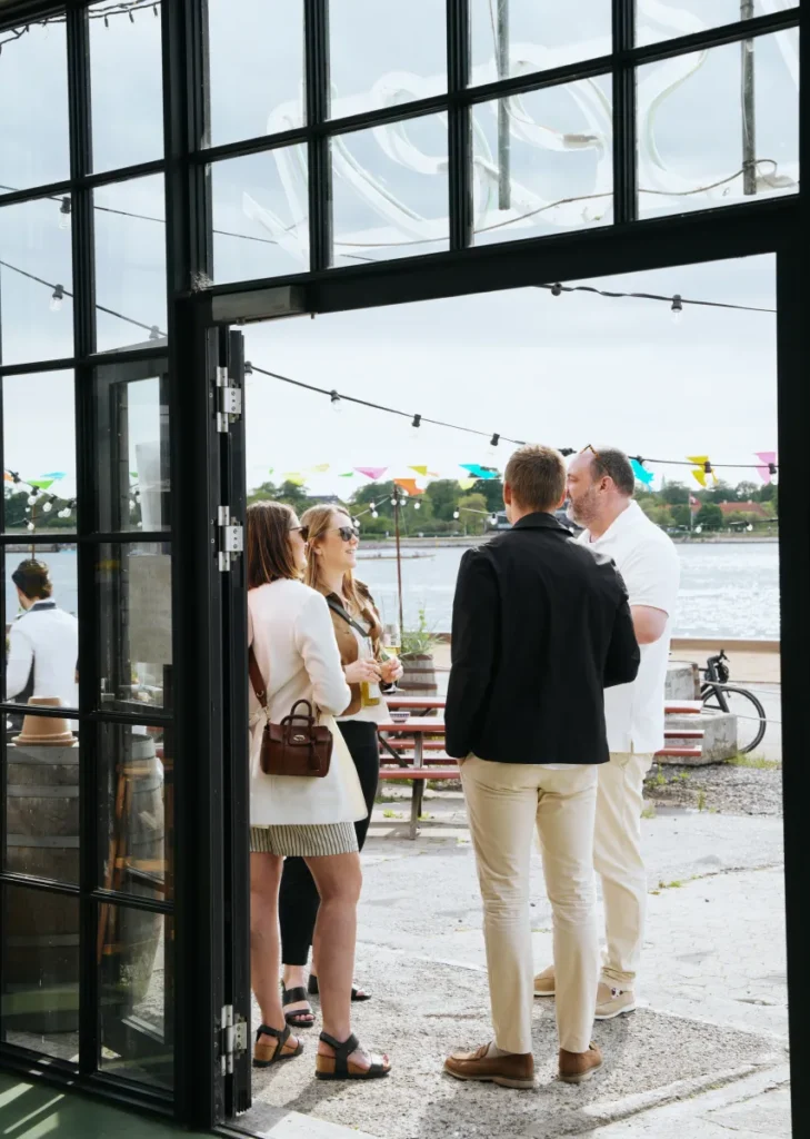 sommerfest_københavn_baghaven_refshaleøen_1 Gæster til sommerfest snakker med udsigt ud over Københavns havn