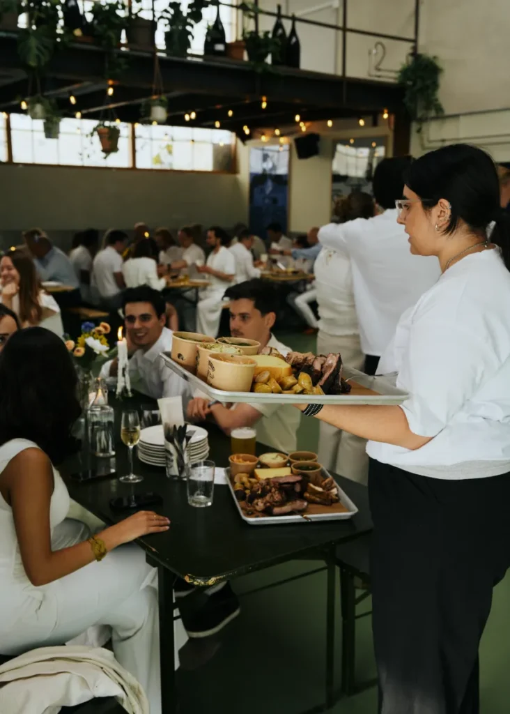 sommerfest_københavn_baghaven_refshaleøen_11 Der serveres streetfood fra Warpigs foodtruck til sommerfest