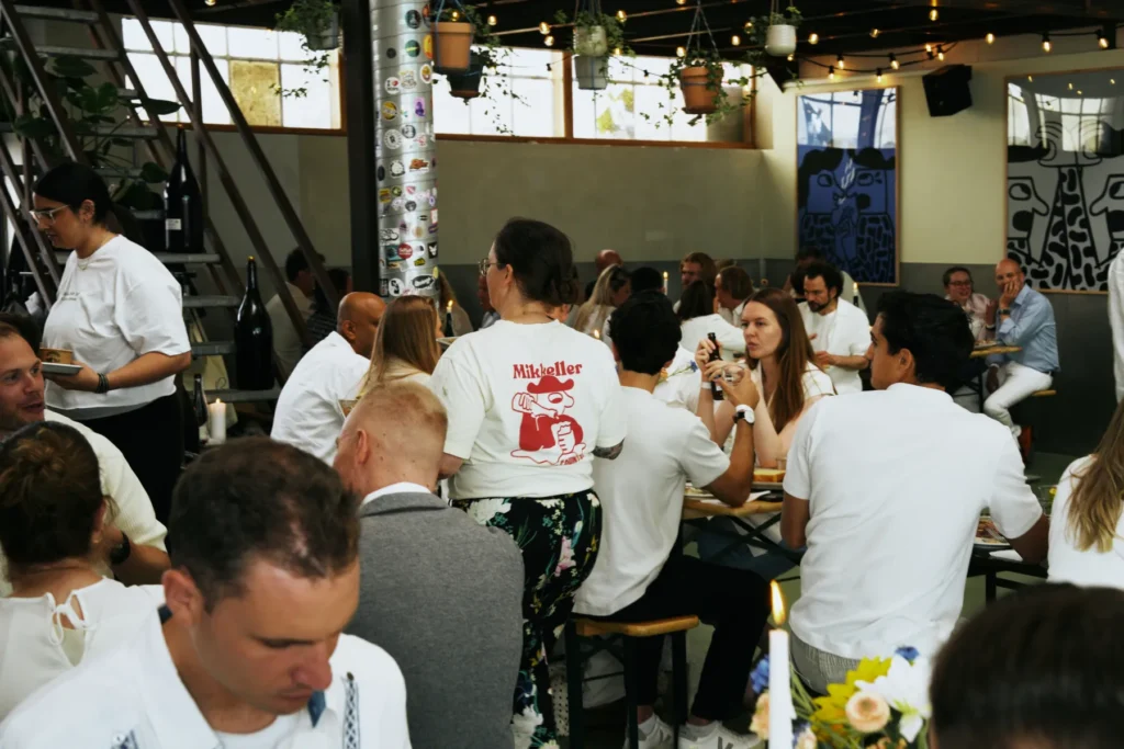 sommerfest_københavn_baghaven_refshaleøen_15 Gæster spiser streetfood til sommerfest i København