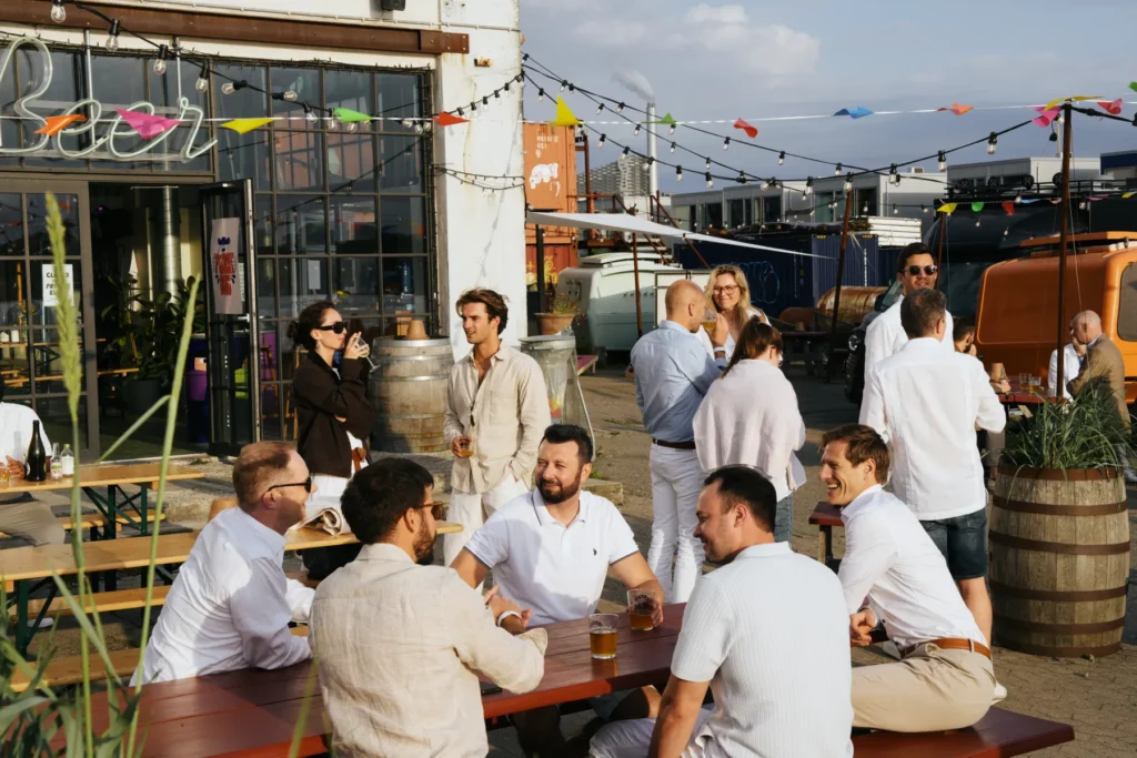 sommerfest_københavn_baghaven_refshaleøen_16 Gæster nyder solen udendørs til sommerfest på Baghaven på Refshaleøen