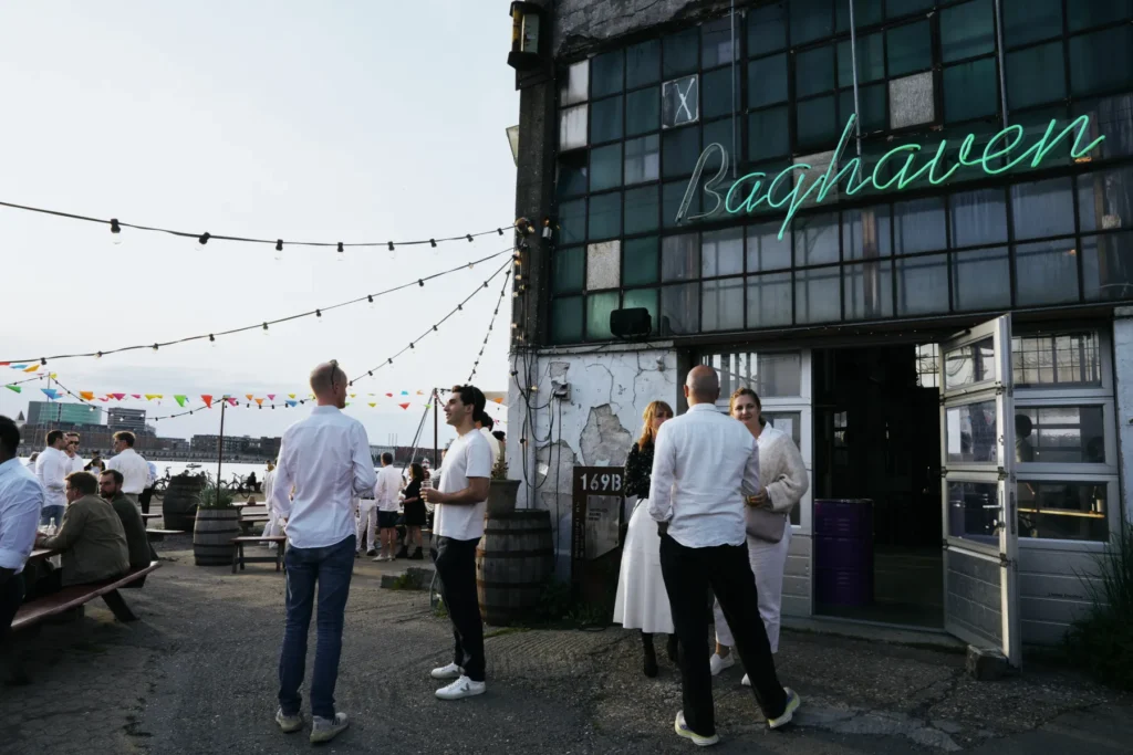 sommerfest_københavn_baghaven_refshaleøen_19 Gæster mingler til sommerfest for deres virksomhed